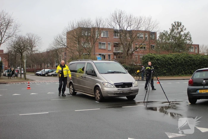 Brandweer knipt deur uit auto na ongeval