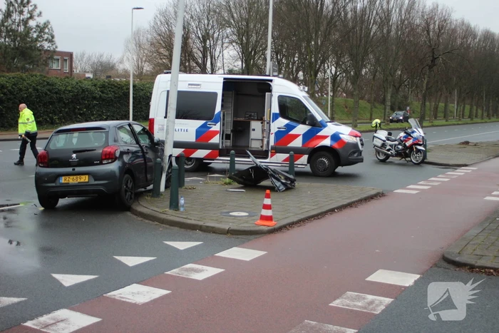 Brandweer knipt deur uit auto na ongeval