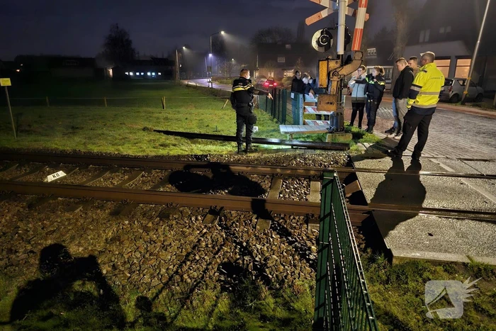 Daders diefstal van rails komen vast te zitten op spoor, trein ramt aanhanger