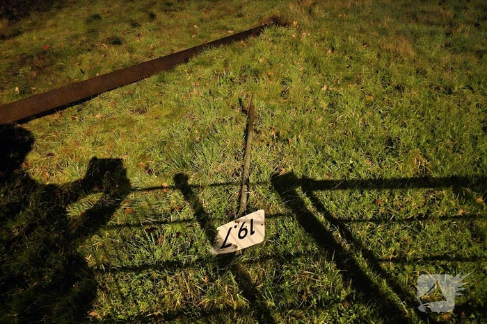 Daders diefstal van rails komen vast te zitten op spoor, trein ramt aanhanger