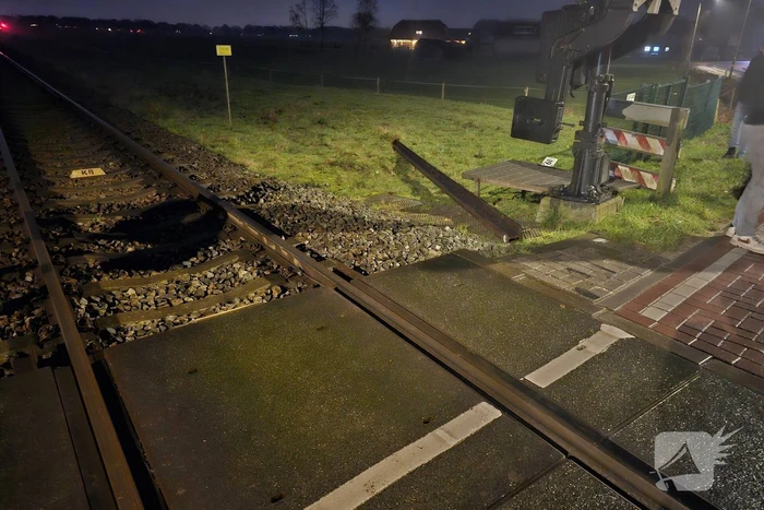 Daders diefstal van rails komen vast te zitten op spoor, trein ramt aanhanger