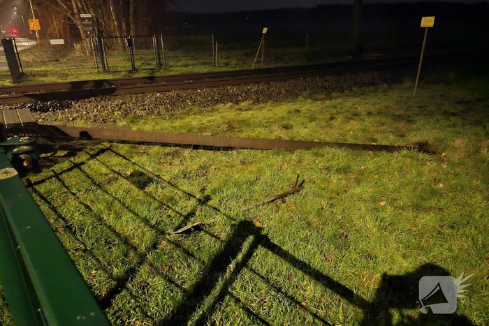 Daders diefstal van rails komen vast te zitten op spoor, trein ramt aanhanger