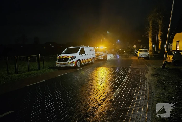 Daders diefstal van rails komen vast te zitten op spoor, trein ramt aanhanger