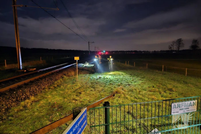 Daders diefstal van rails komen vast te zitten op spoor, trein ramt aanhanger