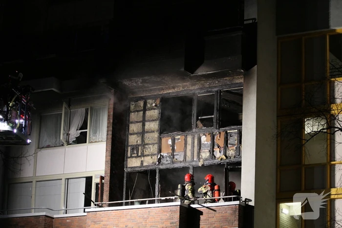 Gewonde bij grote brand met veel rook in flatgebouw