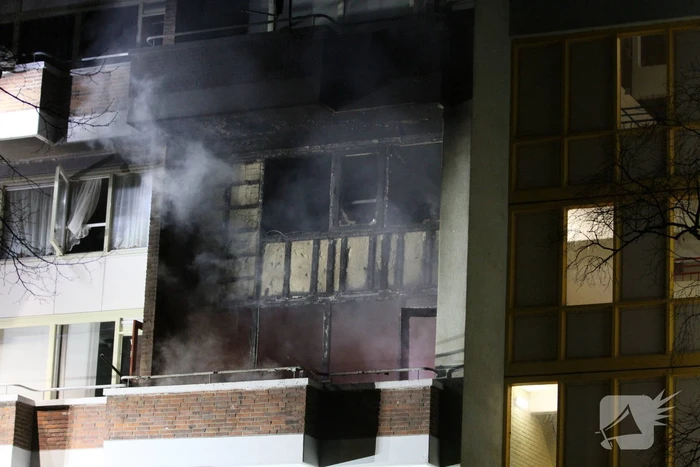 Gewonde bij grote brand met veel rook in flatgebouw