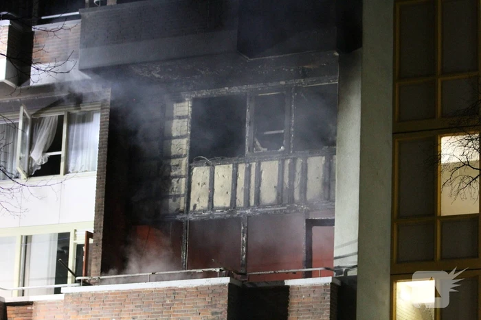 Gewonde bij grote brand met veel rook in flatgebouw