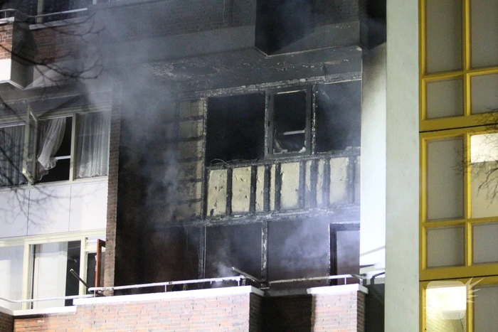 Gewonde bij grote brand met veel rook in flatgebouw