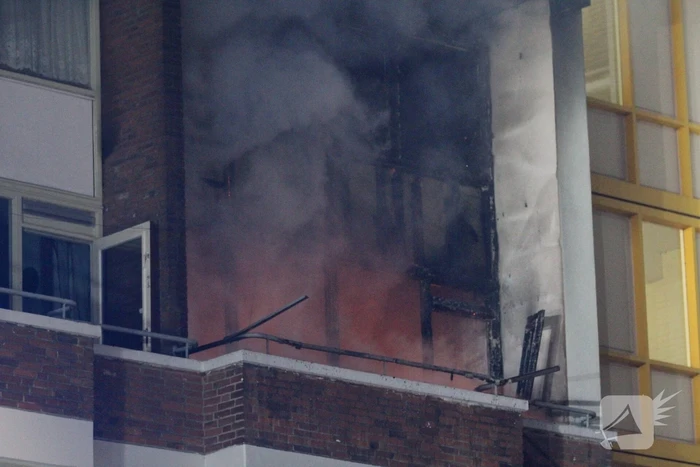 Gewonde bij grote brand met veel rook in flatgebouw