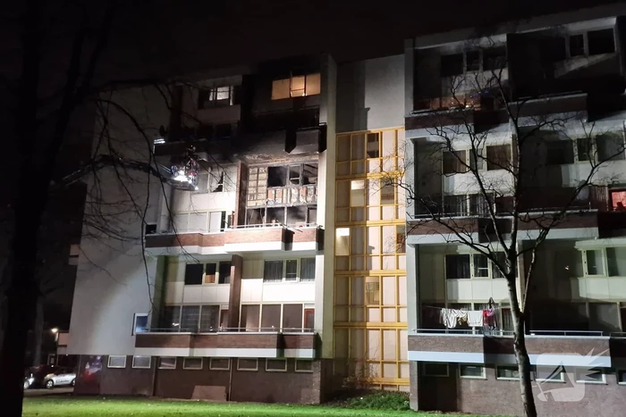Gewonde bij grote brand met veel rook in flatgebouw