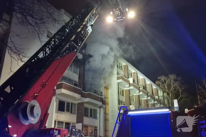 Gewonde bij grote brand met veel rook in flatgebouw