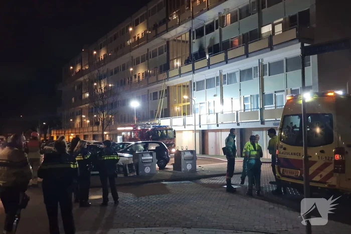 Gewonde bij grote brand met veel rook in flatgebouw