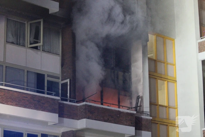 Gewonde bij grote brand met veel rook in flatgebouw