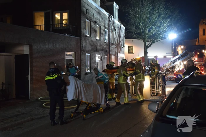 Ambulancemedewerkers ontdekken woningbrand