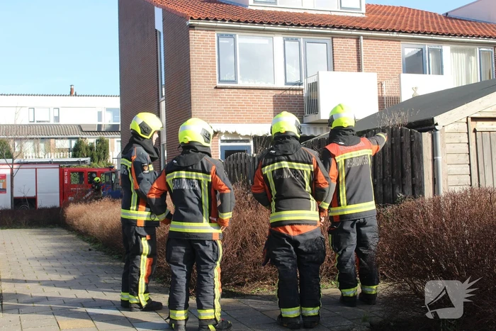 Losgeraakte schoorsteenpijp zorgt voor schade