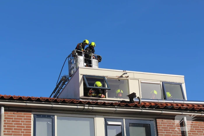 Losgeraakte schoorsteenpijp zorgt voor schade