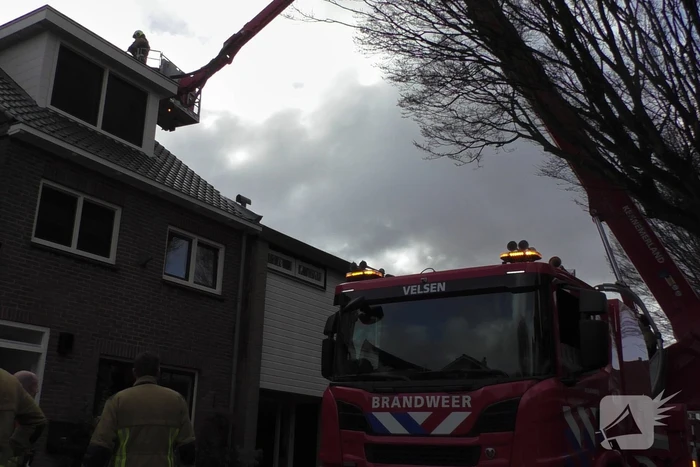 Onderzoek naar rookontwikkeling op dak van woning