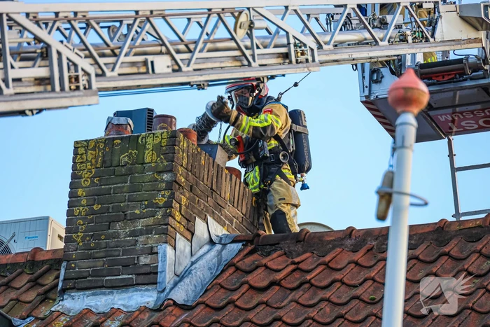 Brand in schoorsteen van woning