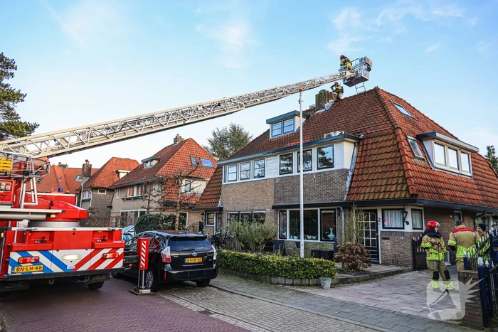 Brand in schoorsteen van woning
