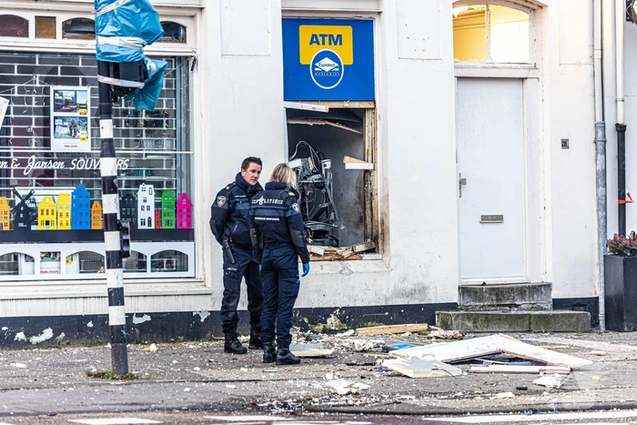 Plofkraak op geldautomaat bij souvenirwinkel