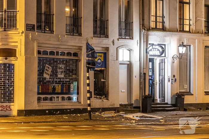 Plofkraak op geldautomaat bij souvenirwinkel