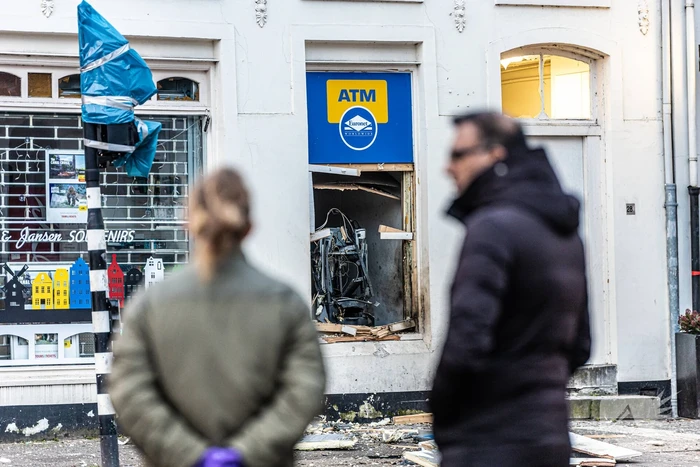 Plofkraak op geldautomaat bij souvenirwinkel