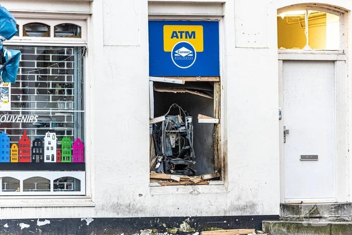 Plofkraak op geldautomaat bij souvenirwinkel