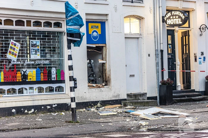 Plofkraak op geldautomaat bij souvenirwinkel