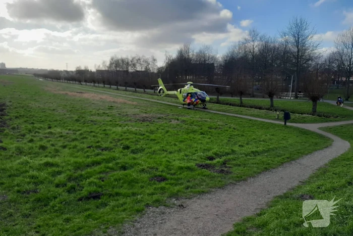 Traumahelikopter landt in park