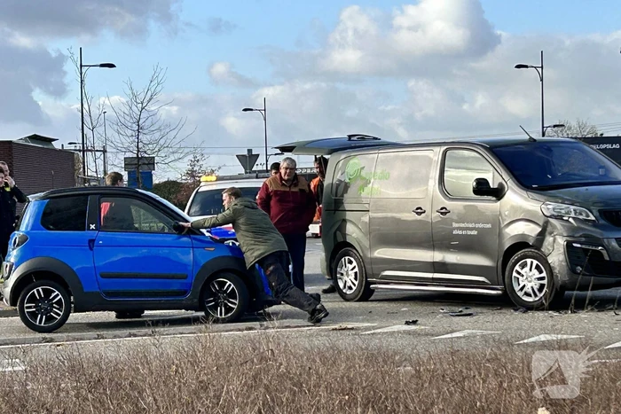 Brommobiel botst op bestelbus