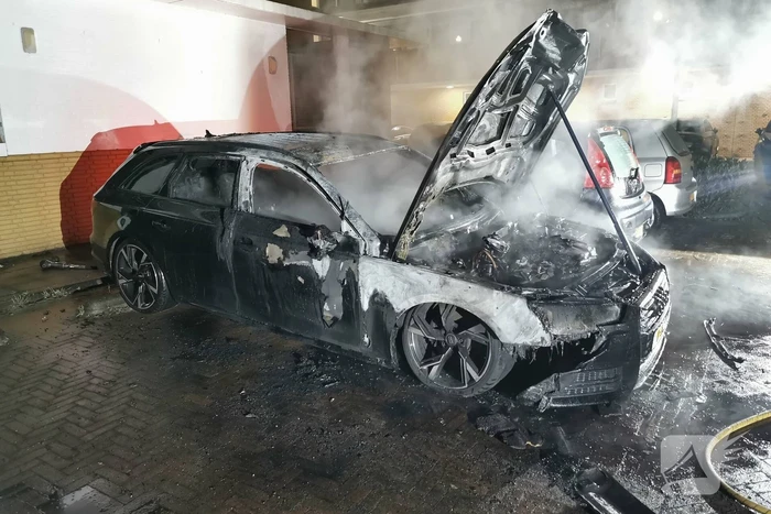 Auto verwoest door brand