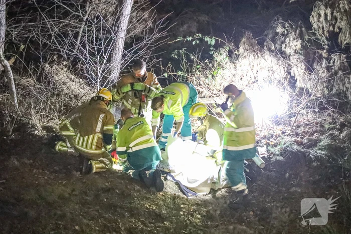 Automobilist crasht en komt meterlager tot stilstand