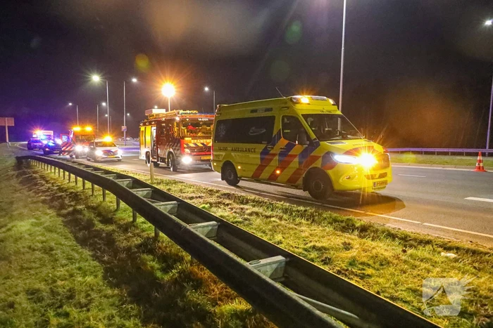 Automobilist crasht en komt meterlager tot stilstand