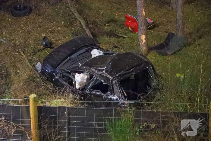 Automobilist crasht en komt meterlager tot stilstand