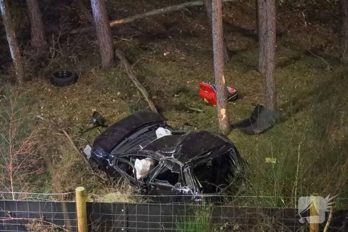 Automobilist crasht en komt meterlager tot stilstand