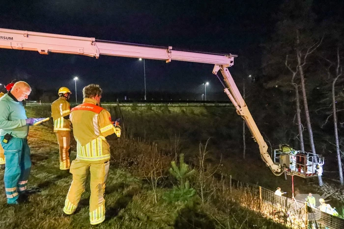 Automobilist crasht en komt meterlager tot stilstand