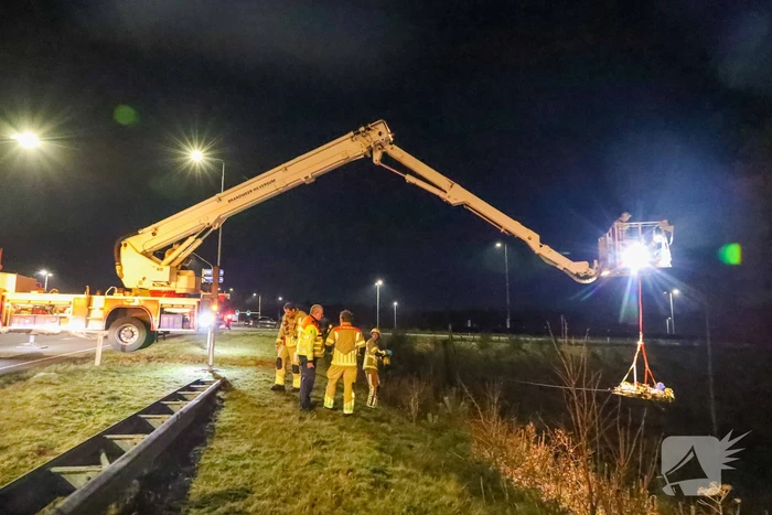 Automobilist crasht en komt meterlager tot stilstand