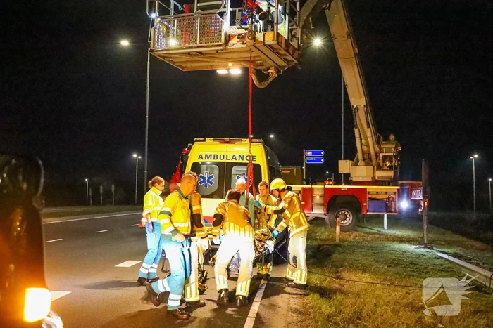 Automobilist crasht en komt meterlager tot stilstand