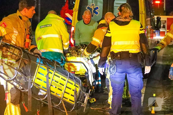 Automobilist crasht en komt meterlager tot stilstand