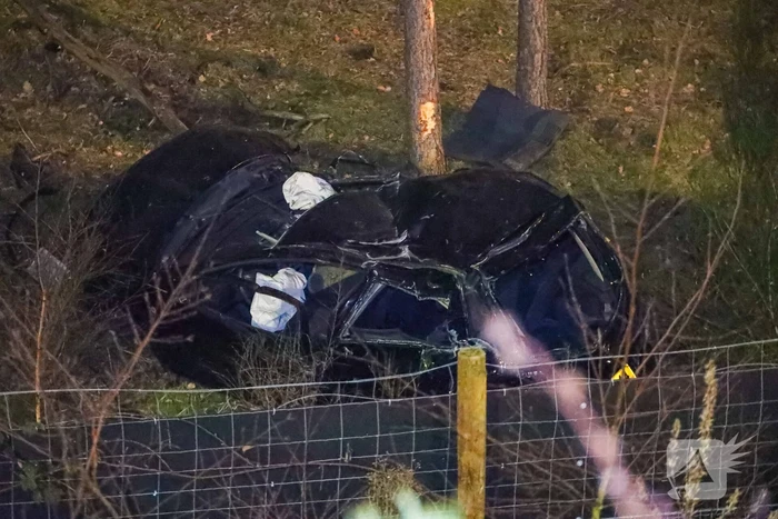 Automobilist crasht en komt meterlager tot stilstand
