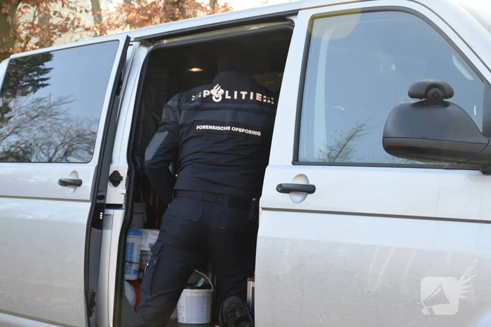 Politie onderzoekt aantreffen overledene in bos