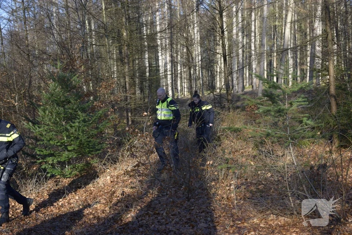 Politie onderzoekt aantreffen overledene in bos