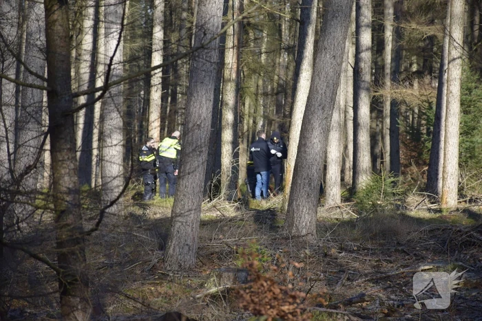 Politie onderzoekt aantreffen overledene in bos