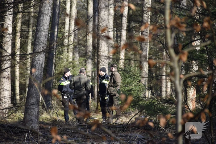 Politie onderzoekt aantreffen overledene in bos