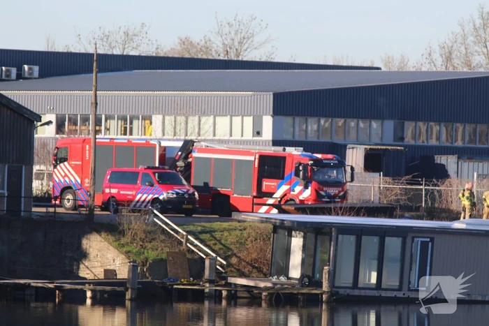 Zinkende woonboot in haven