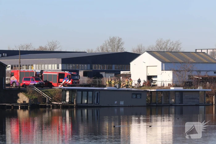Zinkende woonboot in haven