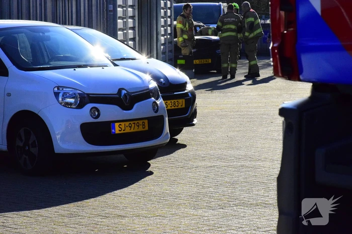 Uitgebrande auto vliegt op nieuw in brand
