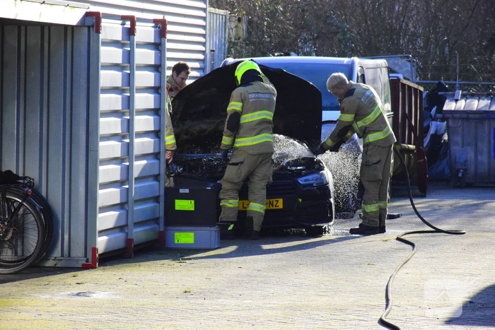 Uitgebrande auto vliegt op nieuw in brand