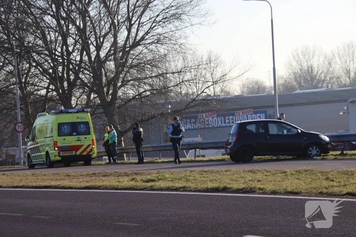 Personenauto eindigt tegen vangrail