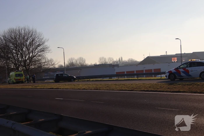 Personenauto eindigt tegen vangrail